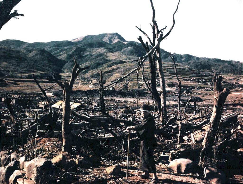 De heuvels van Nagasaki. Op de foto staat dokter Nagai die enkele dagen later stierf ten gevolge van de radiatie.