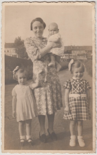 Anna Van Camp met haar kinderen waaronder Gislena Peelman